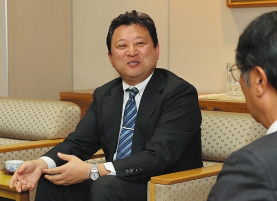 大島社長（手前）と懇談する広瀬学長＝中日新聞社で