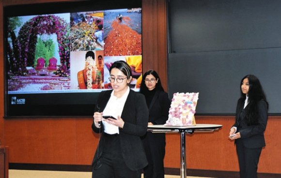 写真や試作品を示しながらビジネスプランを発表する学生たち＝日進市の名商大日進キャンパスで