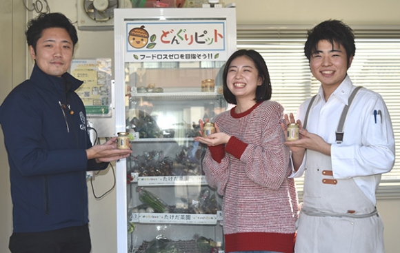 フードロス解消と地産地消を目指してタッグを組んだ（右から）小吹さん、落合さん、瓦口さん＝日進市浅田町で
