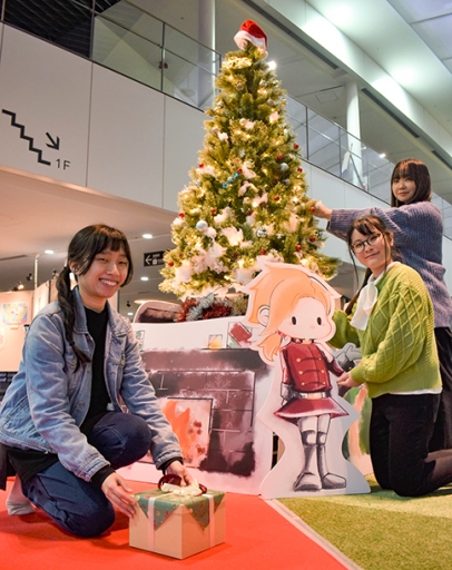 展示を企画した愛知学泉短大の学生ら=岡崎市康生通西の図書館交流プラザりぶらで