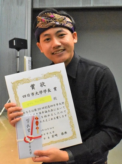 学長賞に輝いたロナルさん＝四日市市萱生町の四日市大で