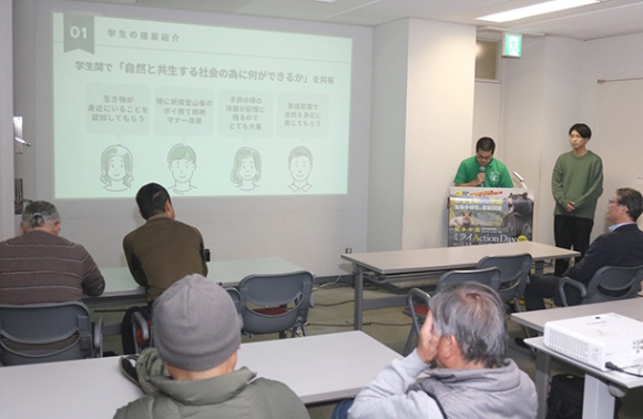 学生からの提言を発表する深津さん(右奥の左)と加々美さん(右奥の右)=東海市中央町の商工センターで