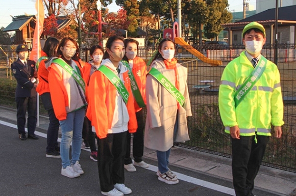 侵入盗防止のパトロールをする愛知文教女子短大生ら=稲沢西小学校区内で