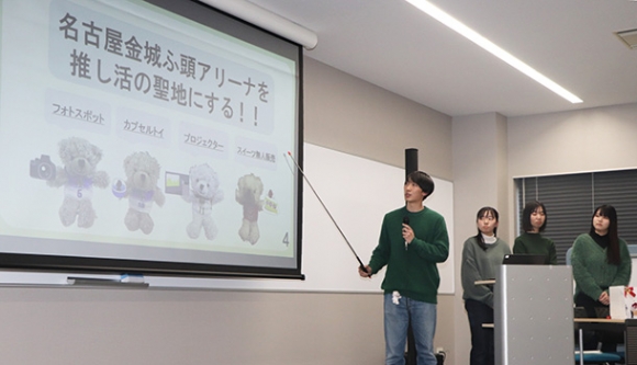 名古屋金城ふ頭アリーナの活用法を語る学生ら＝中村区の愛知大名古屋キャンパスで