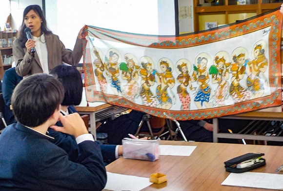 ミャンマーの伝統衣装を紹介する日福大生＝阿久比高で