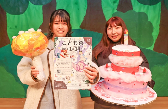 朗読劇の小道具を手に来場を呼びかける細川さん（右）たち＝大垣市西之川町の大垣女子短大で