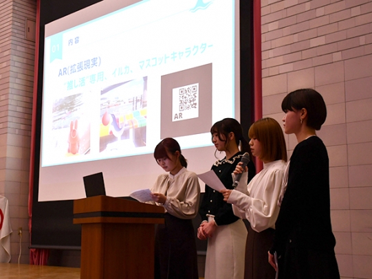 最優秀賞に輝いたアイデアを発表する学生たち=市公館で