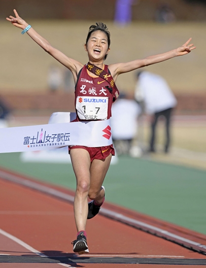 １位でゴールする名城大のアンカー原田紗希。６連覇を果たした＝富士総合運動公園陸上競技場で