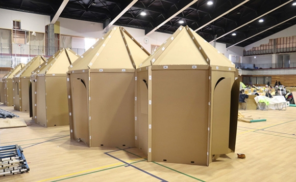 輪島中学校の体育館に設営されたインスタントハウス＝５日、石川県輪島市で（加藤壮一郎撮影）