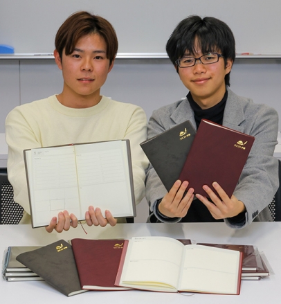 完成品をPRする山田さん(左)と今村さん=中村区の愛知大名古屋キャンパスで