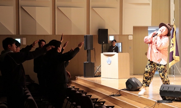 熱のこもった歌声と自身の体験で、学生たちにエールを送るヒッピーさん（右）＝春日井市の中部大で