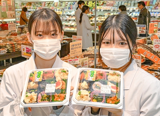 からだごほうび弁当を考案し、店頭で販売する東海学園大の学生たち＝名古屋市西区のマックスバリュグランド名西店で