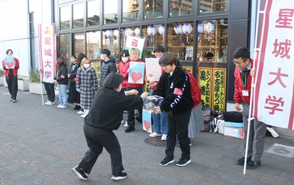 募金への協力を呼びかける学生たち＝東海市大田町で