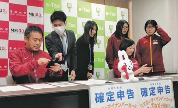 ｅ－Ｔａｘでの確定申告を体験する米田監督（左）ら＝名古屋市天白区の名城大で