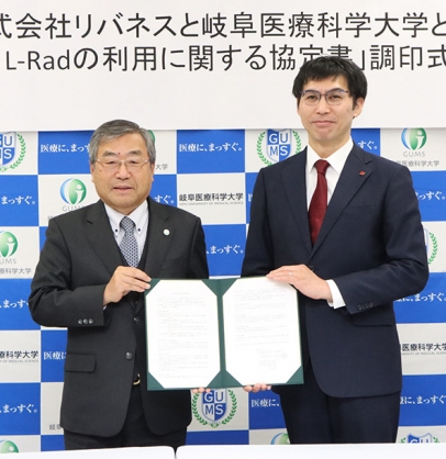 協定を結んだ岐阜医療科学大の山岡学長（左）とリバネスの高橋執行役員＝関市市平賀の岐阜医療科学大で
