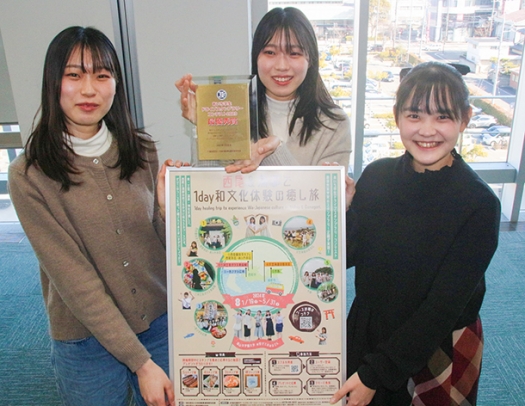 スタンプラリーをＰＲする川村さん（右）ら＝西尾市役所で