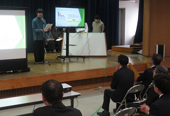 人口減少対策を発表する学生ら＝桑名市役所で