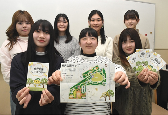 クイズラリーを企画した学生ら=稲沢市の愛知文教女子短大で