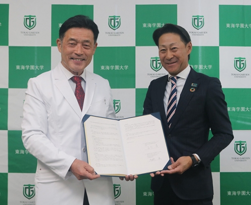 協定書に署名した石川学長（左）と浅野支社長＝天白区中平２の東海学園大名古屋キャンパスで