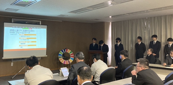 河原山町が抱える地域課題の解決策を発表する金沢工業大の学生＝白山市役所で