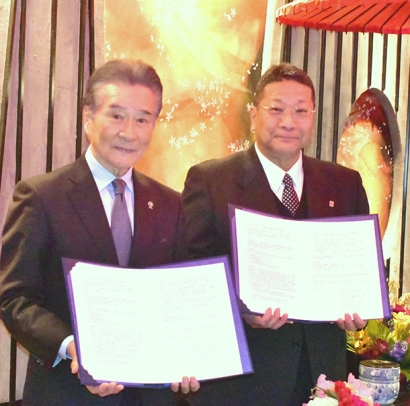調印した協定書を示す川村理事長（右）と古川理事長＝いずれも千種区堀割町１の為三郎記念館で