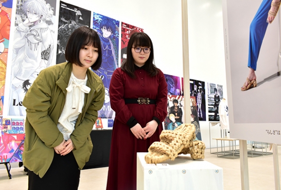 稲わらで編んだ草履ヒールなど感性豊かな学生たちの作品が並ぶ卒展・修了展＝北区名城２の名古屋造形大で