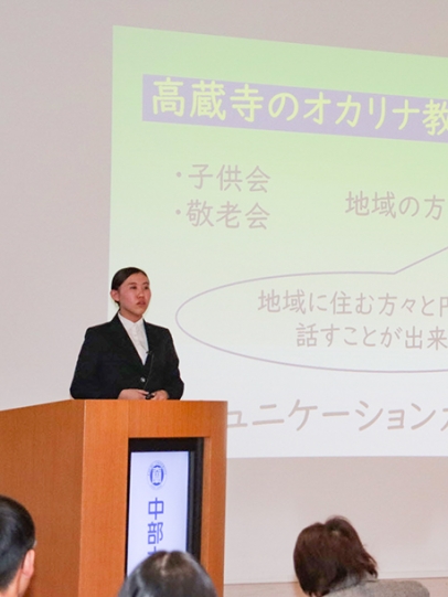 地域の課題解決のため、学んできた講義や取り組んできた活動を紹介する学生＝春日井市の中部大で