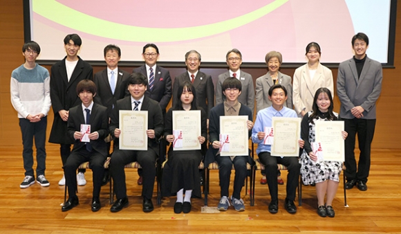 表彰式で笑顔を見せる受賞者ら＝名古屋市昭和区の中京大で