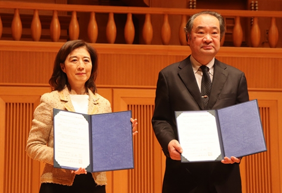 協定を結んだ戸山学長（右）と嘉根支配人＝岐阜市薮田南のサラマンカホールで