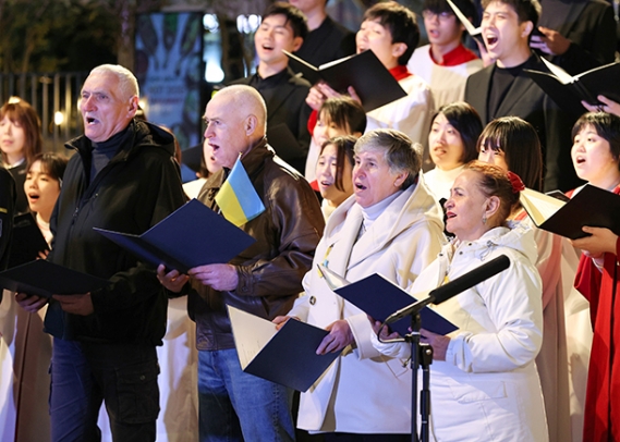 平和を祈って合唱するウクライナからの避難者ら＝２４日夕、名古屋・栄で