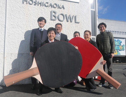 東山遊園の水野社長（右端）らから卓球のラケットのオブジェを受け取った愛工大卓球部の森本監督（手前（左））ら＝千種区星が丘元町で