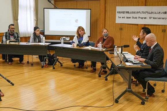 伊勢での体験や海外からの集客に向けた方策について対談する研究者や鈴木市長（右から２人目）＝伊勢市の皇学館大で