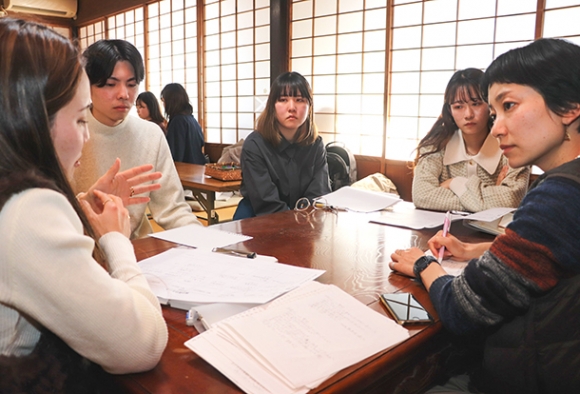 吉田さん（右）に研修を通して感じたことを話す学生ら＝池田町宮地の土川商店で