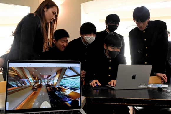 メタバースを体験する生徒に、楽しみ方を教える学生（左）＝岐阜市太郎丸の岐阜女子大で