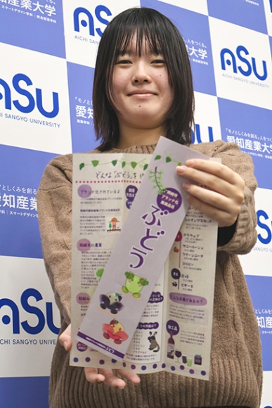 リーフレットのイラストを手がけた田中さん＝岡崎市岡町の愛知産業大で