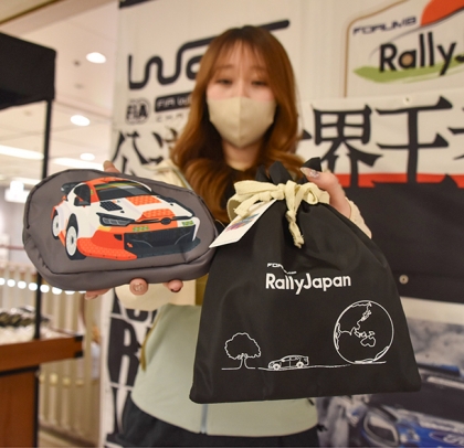 ニューバイブズが手掛けたポーチ（左）とかばん＝豊田市若宮町のＴ－ＦＡＣＥで