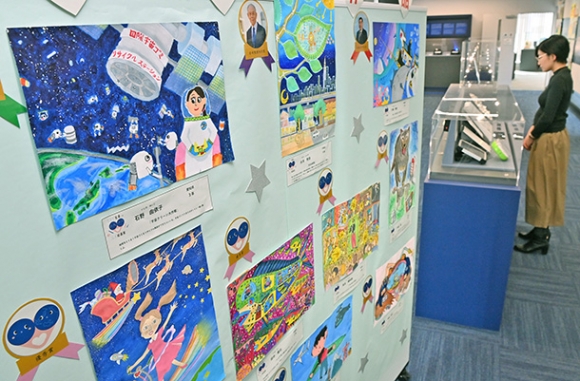 理想の地球の未来像を描いた多彩な作品が並ぶ会場＝名古屋市天白区の名城大で
