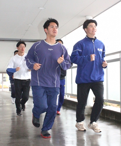 「佐吉ロード」に向けて練習に励む学生たち＝岡崎市岡町の愛知産業大で