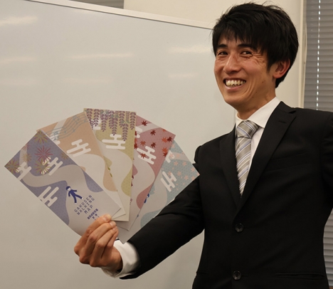 マップを手に岡崎市内を歩いてほしいと話す高田さん＝岡崎市役所で