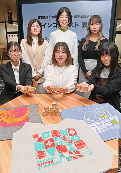キャンペーングッズのデザインコンテストで入賞した名古屋造形大の学生と作品＝名古屋・栄の中日ビルで