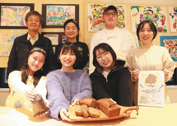 学校と農業、福祉の連携で生まれた米粉と黒米のパウンドケーキ＝岡崎市牧御堂町のはっぴーカフェで