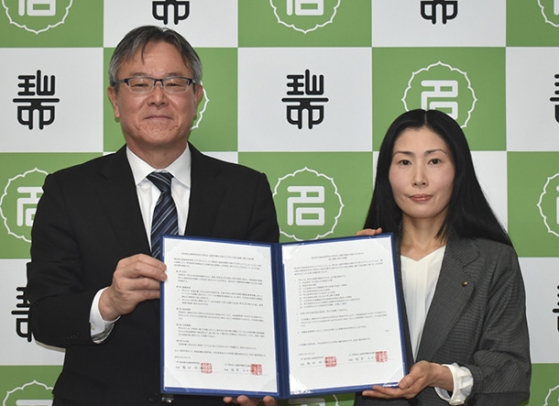 調印式に参加した越原学長（右）と鶴田校長＝名古屋市瑞穂区の名古屋女子大で