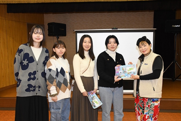 鈴木さん（右端）に観光マップを手渡した学生たち＝南知多町の日間賀島で