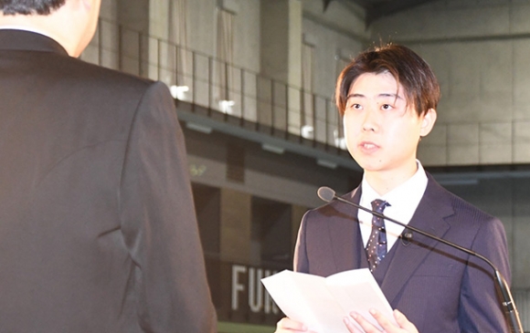 原田学長に誓いの言葉を述べた近藤さん=美浜町奥田の日本福祉大美浜キャンパスで