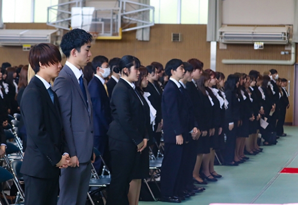 男子学生が出席した桜花学園大と名古屋短大の入学式＝豊明市栄町で