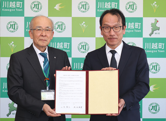 協定を結んだ城田町長（左）と山本校長（右）＝川越町役場で