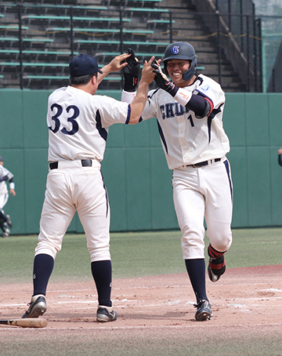 決勝の２点本塁打を放った中部大・清水智（右）＝パロマ瑞穂野球場で