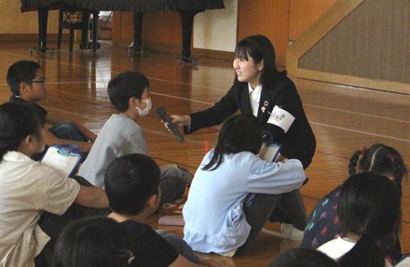 ＳＤＧｓの取り組みを児童に発表してもらう塚原さん（奥）＝西尾市吉良町の横須賀小で