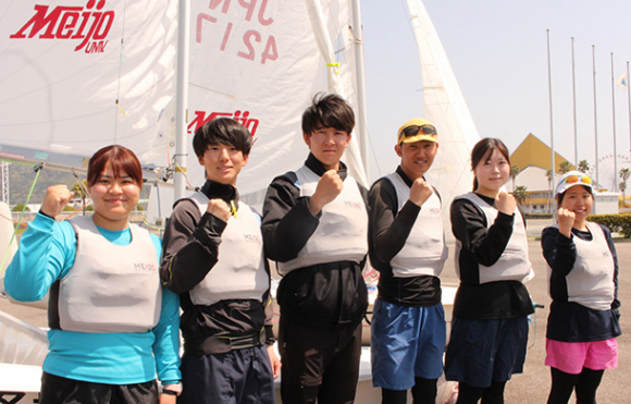 世界大会に出場する6人。日々緊張が高まっているという=蒲郡市の海陽ヨットハーバーで