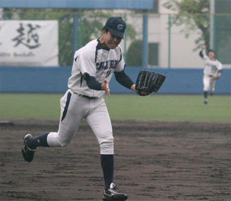 8回に満塁のピンチを切り抜け、グラブをたたく中部大の津波=愛知県日進市の愛院大野球場で